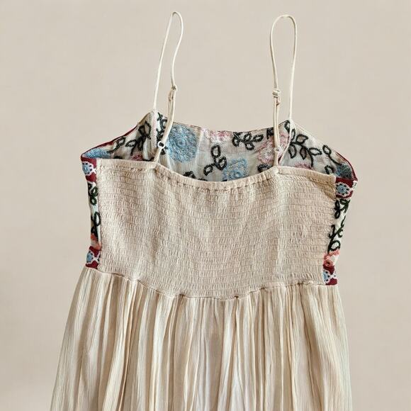 Elegant Floral Embroidered Maxi Dress - Picture 6 of 10